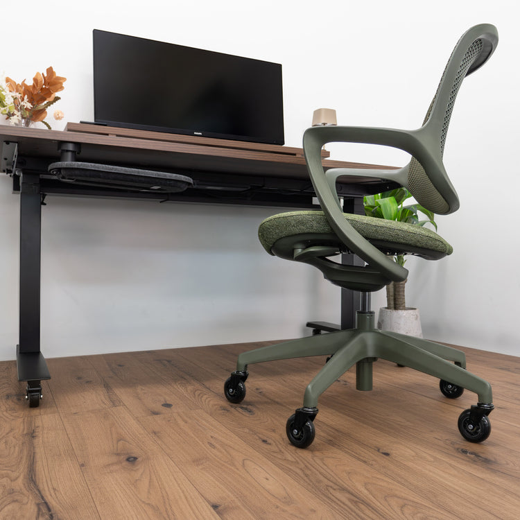 Desky evoque chair with black caster wheels