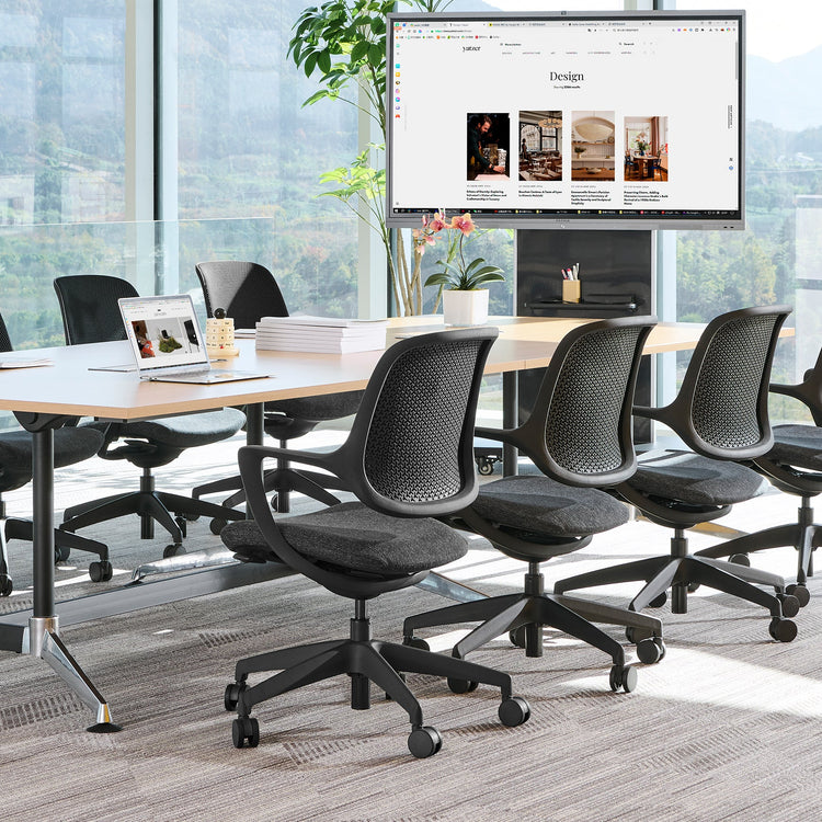 Ergonomic office desk chair in black - Desky