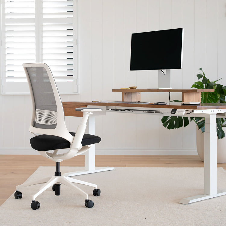 Desky Pulse Supportive Desk Chair clean setup