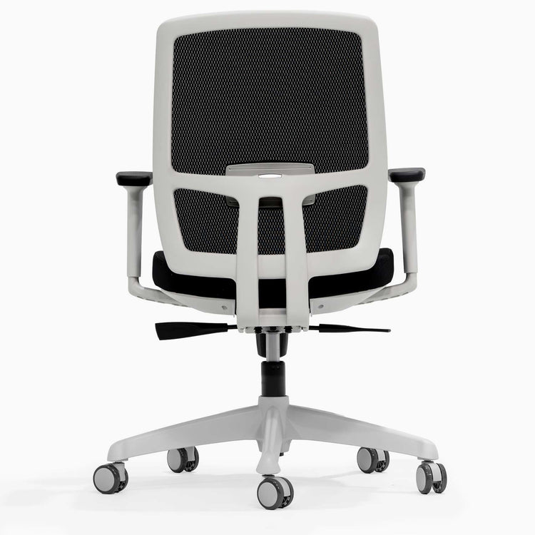 Minimalist office desk chair in black and white - Desky